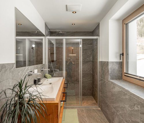 Modernes Badzimmer mit Dusche